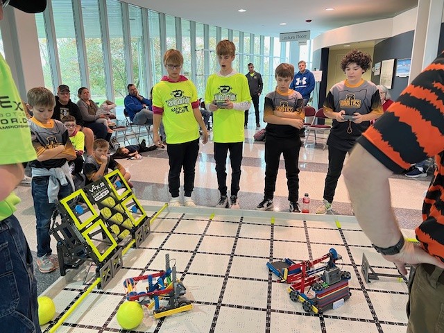 students in robotic challenge